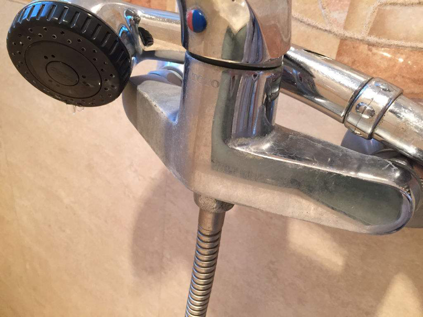 不同的花灑漏水原因都有對(duì)應(yīng)的花灑維修方法，無(wú)法維修時(shí)建議更換