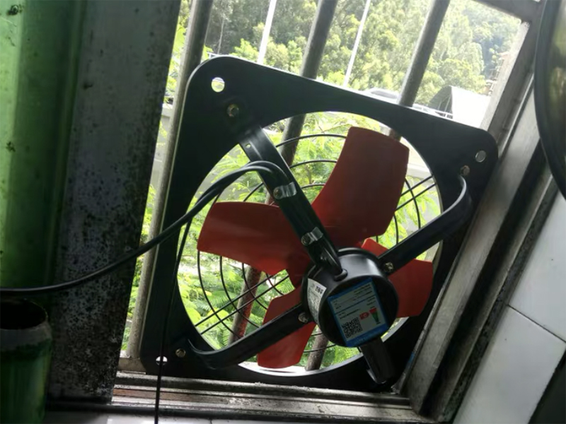 廚房排風(fēng)扇并不是離灶臺(tái)越近效果越好，低于60公分可能造成火災(zāi)