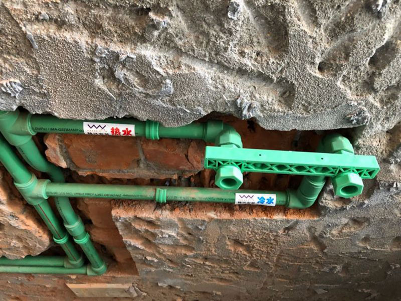 這次案例是亳州市譙城區(qū)衛(wèi)生間暗管改明管施工案例，地址位于譙城區(qū)白衣路劉園新村；客戶之后也說選擇一修很不錯(cuò)，施工很有效率，監(jiān)理和施工師傅全程跟進(jìn)對接，內(nèi)部管理得很有序，材料啊施工啊都很標(biāo)準(zhǔn)，現(xiàn)場的垃圾也會及時(shí)幫忙清運(yùn)等等。在此小編建議如果大家有衛(wèi)生間暗管改明管服務(wù)的，盡可能選擇亳州市本地的裝修公司，稍次一些也要在本地有裝修門店的，這樣客戶與施工團(tuán)隊(duì)溝通起來會更方便，衛(wèi)生間下半部防水中也可以隨時(shí)監(jiān)督進(jìn)程，保障衛(wèi)生間下半部防水服務(wù)施工能有序進(jìn)行。如果還有其他需求也可以到我們官網(wǎng)上查看更多的關(guān)于亳州市其他區(qū)域的全包半包施工，房屋局部改造，各類安裝等施工案例。