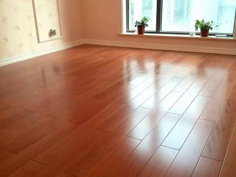 剛裝修好的房子正在往里搬家具，發(fā)現(xiàn)實(shí)木地板縫隙越來(lái)越大怎么辦