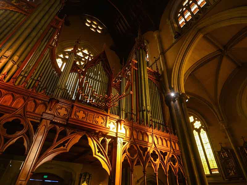 哥特式風(fēng)格裝修的色彩搭配以什么為主，哥特式裝修靠什么營造儀式感