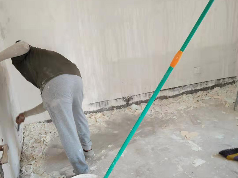 墻紙鏟除方案：1、首先把墻紙表面撕掉。用噴霧器將溫水噴到紙基層上，浸濕墻紙，軟化膠粘劑，一般2個(gè)小時(shí)以上。  2、察看墻紙基層與墻面是否可以順利剝離，假如可以，即可往除。用砂紙清除墻上殘余紙屑。察看墻面是否有裂縫、坑洼，清除附著物。處理方法同涂料墻面。 3、局部墻面有濕潤(rùn)之處，千萬(wàn)不要貼上墻紙，待找出并往除引發(fā)濕潤(rùn)的根源后再對(duì)癥處理 當(dāng)然了，假如舊墻紙施工時(shí)有用基膜，程序就更簡(jiǎn)單了，直接小刀割開(kāi)一小角就可輕易撕下舊墻紙了。假如是純紙無(wú)紡布無(wú)紡紙直接在上面用噴霧器噴水，多噴幾遍就可以。