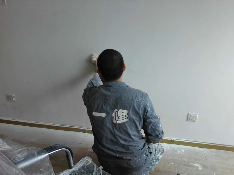 說(shuō)起清水房美容店裝修，網(wǎng)上關(guān)于清水房美容店裝修的介紹非常多，清水房美容店裝修是很多網(wǎng)民非常關(guān)心和議論的話題；益修快裝公司提供清水房裝修服務(wù)，免費(fèi)量房設(shè)計(jì)，先裝修后付款；提供清水房衛(wèi)生間裝修、清水房廚房修補(bǔ)、清水房廁所翻修、清水房臥室改造、清水房客廳翻新、清水房陽(yáng)臺(tái)設(shè)計(jì)、清水房榻榻米維修、清水房背景墻粉刷等，以下是小編收集整理的清水房美容店裝修,美容院裝修價(jià)格多少一平方？等信息，請(qǐng)往下看。  美容院裝修價(jià)格多少一平方   美容院裝修價(jià)格多少一平方；美容院裝修（全包）也要裝修標(biāo)準(zhǔn)，因?yàn)檠b修房?jī)r(jià)是可多可少。。。 如果要高擋點(diǎn)精裝修，需要 1200-1300/平方進(jìn)行裝修。 如果是大眾化裝修，需要用 800-900元/平方左右，屬一般精裝修。 如果想一般化裝修，可以投入 500-600元/平方左右，屬普通裝修了。 如果按300-400元/平方投入裝修，是屬簡(jiǎn)單簡(jiǎn)易裝修了。 所以美容院裝修也看投入多少錢(qián)，投資多點(diǎn)，裝修好點(diǎn)，投資少點(diǎn)一般裝修，再少點(diǎn)是簡(jiǎn)單點(diǎn)裝修了。