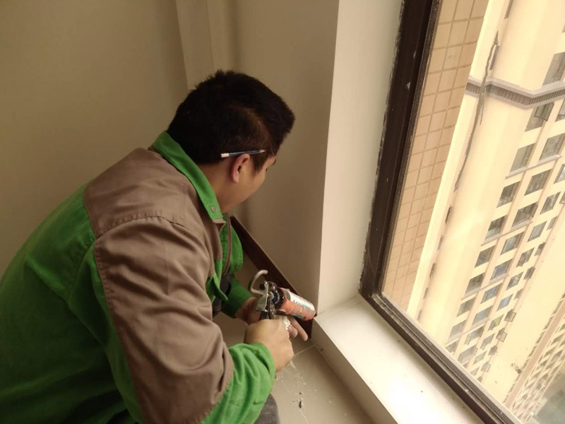 陽臺貼瓷磚，踢腳線安裝