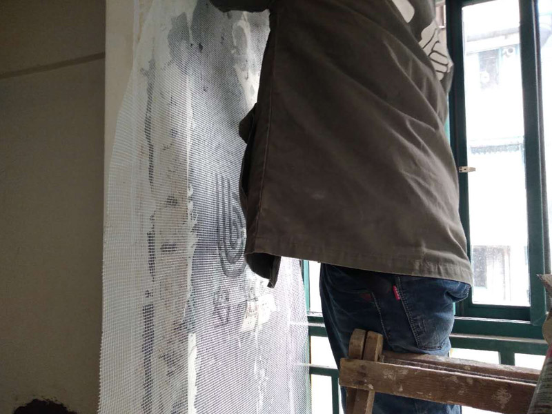 刮石膏，貼防裂網(wǎng)