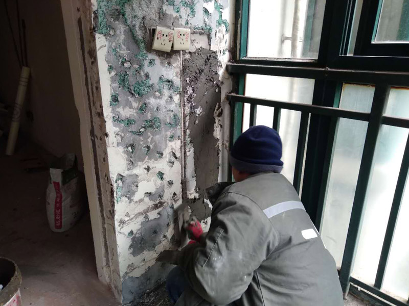 刮石膏，貼防裂網(wǎng)