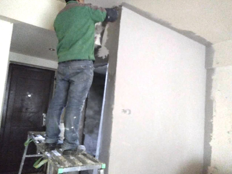 刮石膏，貼防裂網(wǎng)