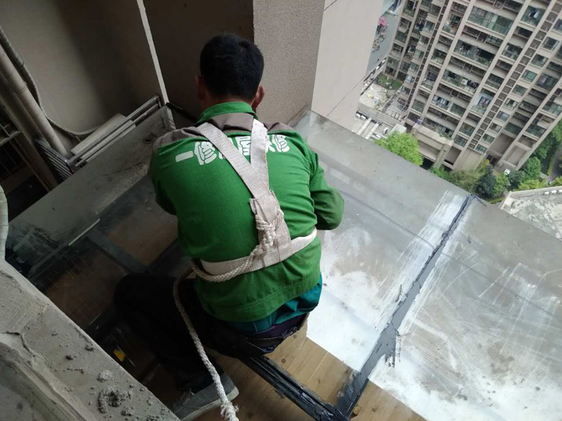 陽(yáng)臺(tái)裝修風(fēng)格,北歐風(fēng)格陽(yáng)臺(tái)設(shè)計(jì),新中式風(fēng)格陽(yáng)臺(tái)欣賞 /></div>
<div>先來(lái)介紹陽(yáng)臺(tái)裝修公司哪家好，說(shuō)起陽(yáng)臺(tái)裝修公司小編推薦陽(yáng)臺(tái)一修房屋快修，客戶可以到一修房屋快修官網(wǎng)在線咨詢客服關(guān)于：陽(yáng)臺(tái)裝修報(bào)價(jià)、陽(yáng)臺(tái)裝修風(fēng)格設(shè)計(jì)、陽(yáng)臺(tái)裝修套餐、陽(yáng)臺(tái)裝修方案、陽(yáng)臺(tái)裝修費(fèi)用、陽(yáng)臺(tái)裝修注意事項(xiàng)等，一修房屋快修可為陽(yáng)臺(tái)業(yè)主打造整體裝修、局部裝修、維修安裝等一站式服務(wù)。</div>
<div><img src=