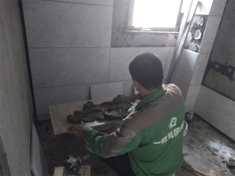 廁所貼瓷磚，木工吊頂打孔