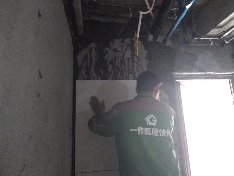 廁所貼瓷磚，木工吊頂打孔