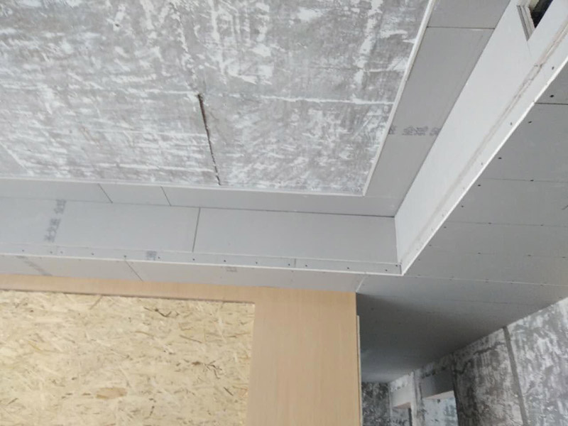 廚房貼瓷磚，客廳吊頂