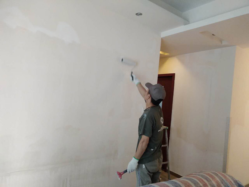 年長的舊房屋現(xiàn)在越來越多，舊房屋的問題有很多，水管老化，墻皮掉落，門窗隔音差等等問題，有些舊房屋需要重新翻新才能住著舒適，裝修翻新相對復(fù)雜，那么主要注意些什么問題呢？一修房屋快修小編整理了，翻新裝修注意六事項(xiàng)：