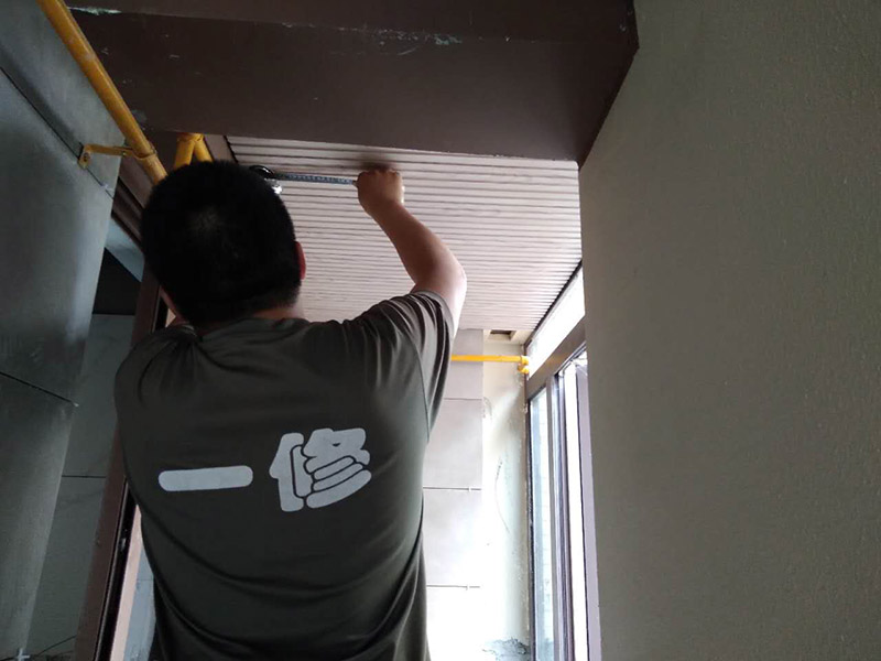 墻面貼瓷磚，吊頂