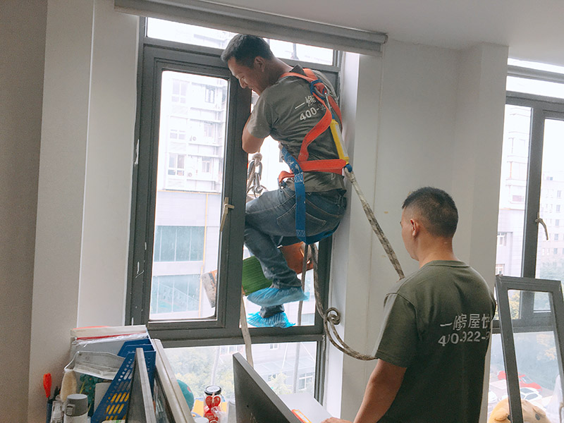 外墻刷防水，窗戶打膠
