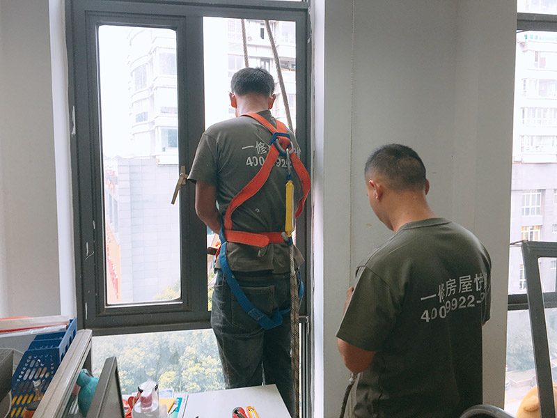 外墻刷防水，窗戶打膠