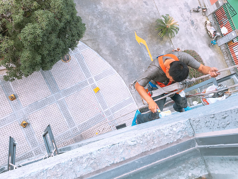 外墻刷防水，窗戶打膠