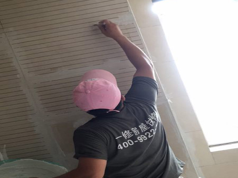 廚房墻磚勾縫裝修方案：首先使用瓷磚勾縫劑前應(yīng)先將瓷磚縫隙清潔干凈，去除所有灰塵、油漬及其他污染物。然后將攪拌好的瓷磚勾縫劑填入瓷磚縫隙內(nèi)，按對(duì)角線方向或以環(huán)形轉(zhuǎn)動(dòng)方式將瓷磚勾縫劑填滿縫隙。
最后使用微濕的海綿清潔瓷磚表面，局部使用干凈濕布擦凈，并于填縫劑膜層干燥之前進(jìn)行。