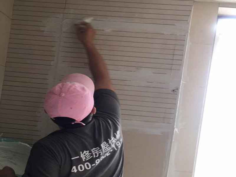 廚房墻磚勾縫裝修方案：首先使用瓷磚勾縫劑前應(yīng)先將瓷磚縫隙清潔干凈，去除所有灰塵、油漬及其他污染物。然后將攪拌好的瓷磚勾縫劑填入瓷磚縫隙內(nèi)，按對(duì)角線方向或以環(huán)形轉(zhuǎn)動(dòng)方式將瓷磚勾縫劑填滿縫隙。
最后使用微濕的海綿清潔瓷磚表面，局部使用干凈濕布擦凈，并于填縫劑膜層干燥之前進(jìn)行。