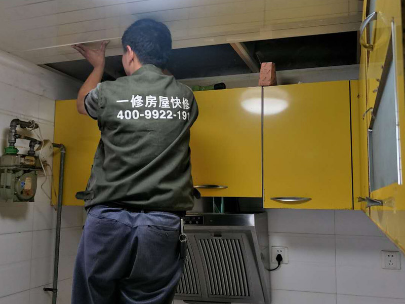 廚房吊頂裝修效果圖：首先對房屋頂部的區(qū)域進行檢查，保障房屋頂部的平整和干燥；然后按位置彈出標高線；龍骨分格定位需根據(jù)飾面板的尺寸和龍骨分格的布置確定。主龍骨之間安裝次龍骨，也就是橫撐龍骨。橫撐龍骨截取應(yīng)使用模規(guī)來測量長度，安裝時也應(yīng)用模規(guī)來測量龍骨間距。