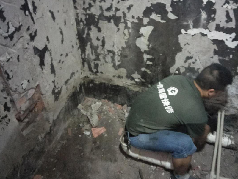 改水電做防水裝修施工：先做水電，在做防水。水電做完之后，把地板與水管間隙填平，然后再做防水。防水做完試水之后，最好能在防水上面刷一層保護(hù)層在來鋪瓷磚，以免防水層被破壞。
在一般的衛(wèi)生間防水處理中，墻面上也要做大約30厘米的防水涂料，以防積水洇透墻面。但如果是衛(wèi)生間的墻面是非承重的輕體墻，就要將整個(gè)墻面涂滿防水涂料。防水工程結(jié)束后必須要做24小時(shí)閉水實(shí)驗(yàn)。