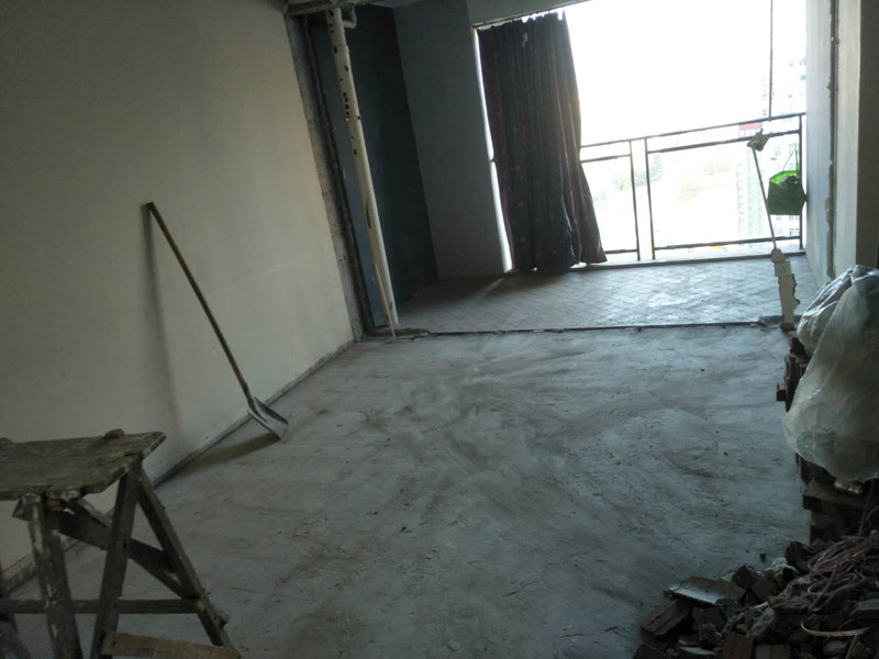 改水電做防水裝修施工：先做水電，在做防水。水電做完之后，把地板與水管間隙填平，然后再做防水。防水做完試水之后，最好能在防水上面刷一層保護(hù)層在來鋪瓷磚，以免防水層被破壞。
在一般的衛(wèi)生間防水處理中，墻面上也要做大約30厘米的防水涂料，以防積水洇透墻面。但如果是衛(wèi)生間的墻面是非承重的輕體墻，就要將整個(gè)墻面涂滿防水涂料。防水工程結(jié)束后必須要做24小時(shí)閉水實(shí)驗(yàn)。