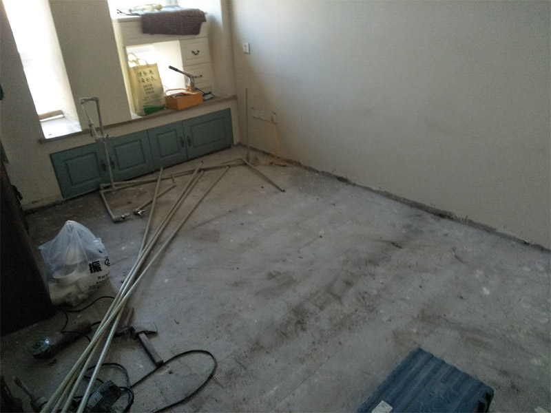 改水電做防水裝修施工：先做水電，在做防水。水電做完之后，把地板與水管間隙填平，然后再做防水。防水做完試水之后，最好能在防水上面刷一層保護(hù)層在來鋪瓷磚，以免防水層被破壞。
在一般的衛(wèi)生間防水處理中，墻面上也要做大約30厘米的防水涂料，以防積水洇透墻面。但如果是衛(wèi)生間的墻面是非承重的輕體墻，就要將整個(gè)墻面涂滿防水涂料。防水工程結(jié)束后必須要做24小時(shí)閉水實(shí)驗(yàn)。