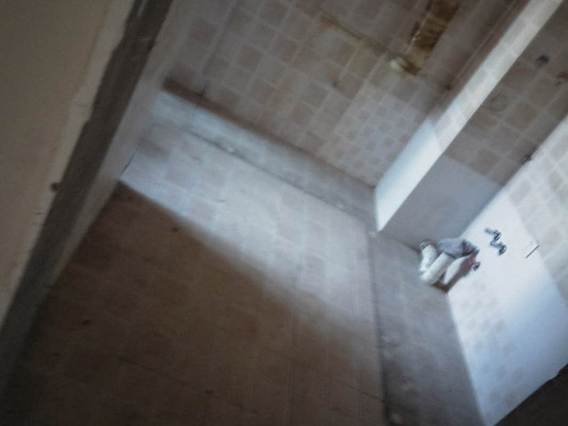 改水電做防水裝修施工：先做水電，在做防水。水電做完之后，把地板與水管間隙填平，然后再做防水。防水做完試水之后，最好能在防水上面刷一層保護(hù)層在來鋪瓷磚，以免防水層被破壞。
在一般的衛(wèi)生間防水處理中，墻面上也要做大約30厘米的防水涂料，以防積水洇透墻面。但如果是衛(wèi)生間的墻面是非承重的輕體墻，就要將整個(gè)墻面涂滿防水涂料。防水工程結(jié)束后必須要做24小時(shí)閉水實(shí)驗(yàn)。