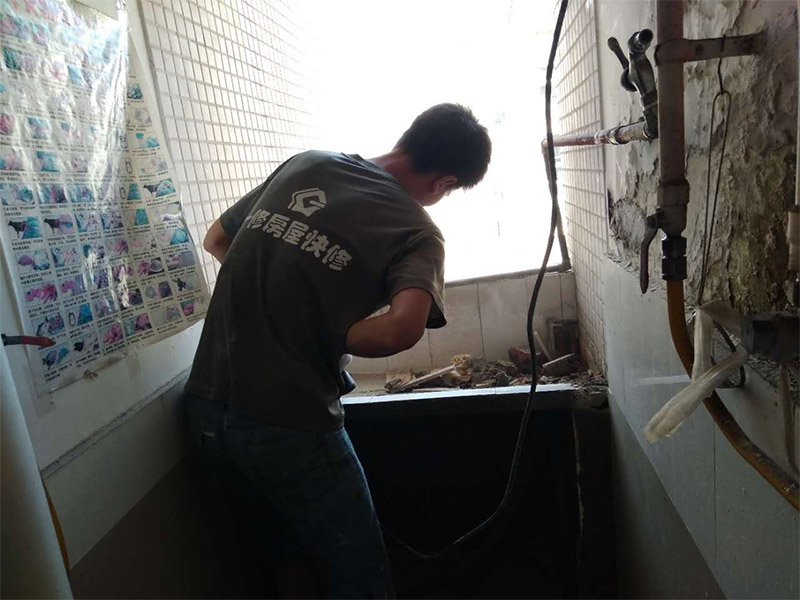 舊房局部拆除裝修：1、門窗拆除，門窗老化是舊房中的一個(gè)突出問(wèn)題，木門窗是否起皮、變形，一定要換新的。2、墻地面拆除，先粘牛皮紙甚至的確良布;墻皮如果不是耐水膩?zhàn)涌梢早P掉重來(lái)。3、水路拆除，舊房中一般原有的水路管線都有許多不合理的布局或者被腐蝕，就都要換掉。4、電路拆除，舊房普遍存在電路分配簡(jiǎn)單、電線老化、違章布線等現(xiàn)象，已不能適應(yīng)現(xiàn)代家庭的用電需求，所以在裝修時(shí)必須徹底改造，重新布線。