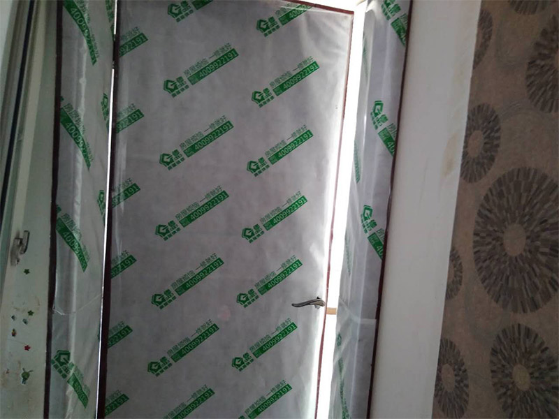 舊房局部拆除裝修：1、門窗拆除，門窗老化是舊房中的一個(gè)突出問(wèn)題，木門窗是否起皮、變形，一定要換新的。2、墻地面拆除，先粘牛皮紙甚至的確良布;墻皮如果不是耐水膩?zhàn)涌梢早P掉重來(lái)。3、水路拆除，舊房中一般原有的水路管線都有許多不合理的布局或者被腐蝕，就都要換掉。4、電路拆除，舊房普遍存在電路分配簡(jiǎn)單、電線老化、違章布線等現(xiàn)象，已不能適應(yīng)現(xiàn)代家庭的用電需求，所以在裝修時(shí)必須徹底改造，重新布線。