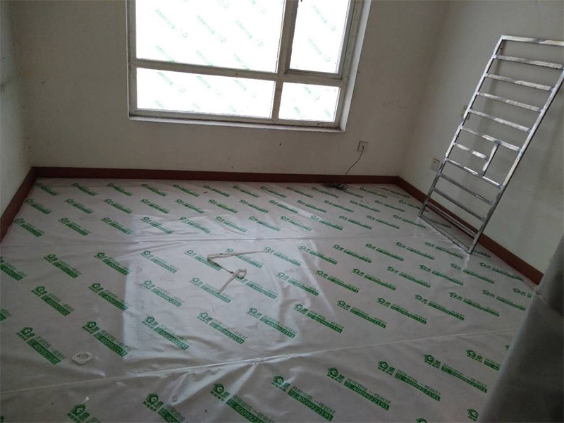 舊房局部拆除裝修：1、門窗拆除，門窗老化是舊房中的一個(gè)突出問(wèn)題，木門窗是否起皮、變形，一定要換新的。2、墻地面拆除，先粘牛皮紙甚至的確良布;墻皮如果不是耐水膩?zhàn)涌梢早P掉重來(lái)。3、水路拆除，舊房中一般原有的水路管線都有許多不合理的布局或者被腐蝕，就都要換掉。4、電路拆除，舊房普遍存在電路分配簡(jiǎn)單、電線老化、違章布線等現(xiàn)象，已不能適應(yīng)現(xiàn)代家庭的用電需求，所以在裝修時(shí)必須徹底改造，重新布線。