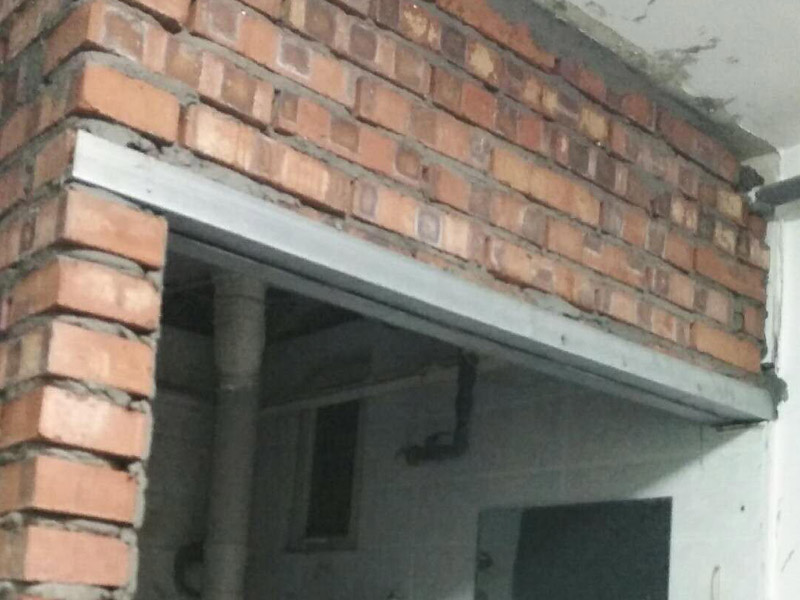 新房砌磚裝修方案：在砌墻時，底部要先用水泥澆灌?；滓龊?，這樣墻面才能夠保證結(jié)實(shí)牢固。保證新砌的墻體和原有的墻體之間緊密結(jié)合，我們在砌墻的時候，先量好每層磚的高度，在就墻面上橫向打鋼筋。然后選用縫隙比較大的鐵絲網(wǎng)，增強(qiáng)墻體的抗裂性，更有利于水泥和磚頭結(jié)合起來，防止墻面開裂。