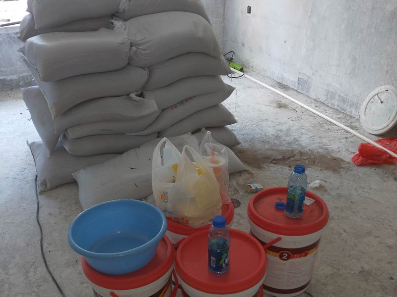 新房砌磚裝修方案：在砌墻時，底部要先用水泥澆灌?；滓龊茫@樣墻面才能夠保證結(jié)實(shí)牢固。保證新砌的墻體和原有的墻體之間緊密結(jié)合，我們在砌墻的時候，先量好每層磚的高度，在就墻面上橫向打鋼筋。然后選用縫隙比較大的鐵絲網(wǎng)，增強(qiáng)墻體的抗裂性，更有利于水泥和磚頭結(jié)合起來，防止墻面開裂。