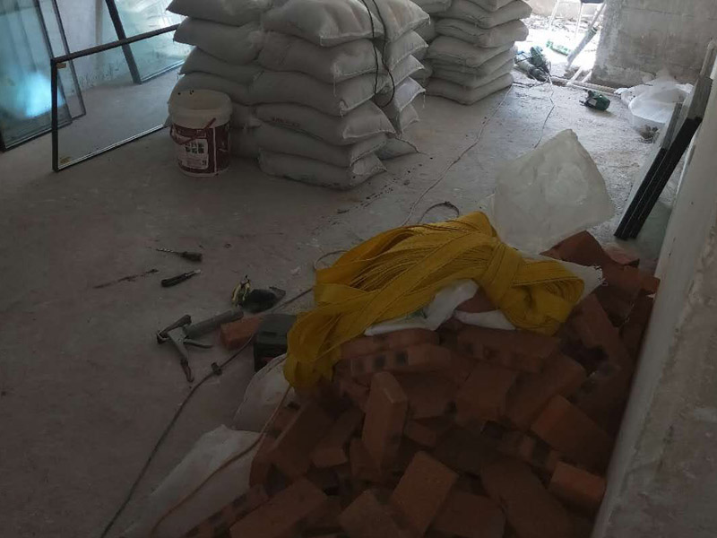 新房砌磚裝修方案：在砌墻時，底部要先用水泥澆灌?；滓龊?，這樣墻面才能夠保證結(jié)實(shí)牢固。保證新砌的墻體和原有的墻體之間緊密結(jié)合，我們在砌墻的時候，先量好每層磚的高度，在就墻面上橫向打鋼筋。然后選用縫隙比較大的鐵絲網(wǎng)，增強(qiáng)墻體的抗裂性，更有利于水泥和磚頭結(jié)合起來，防止墻面開裂。