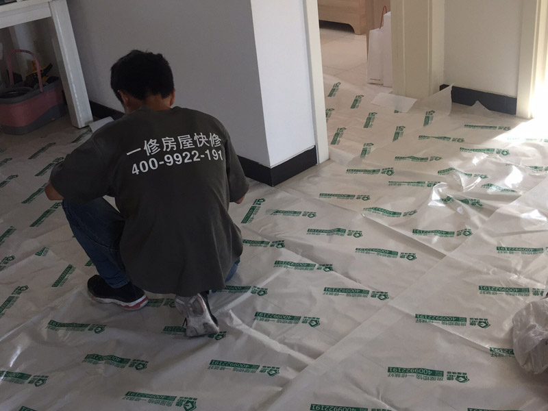 浴室裝修地面保護(hù)方案：在衛(wèi)浴拆改過(guò)程中，為了防止發(fā)生意外觸電和電線短路等事故。裝修所需的臨時(shí)用電，必須從客廳拉到浴室內(nèi)。
沖擊電鉆是墻面敲磚的重要工具，與傳統(tǒng)的用手錘和鋼鏨敲擊方式不同，用沖擊電鉆施工方便快捷。沖擊電鉆的鉆頭還可以根據(jù)施工需要自由更換。根據(jù)施工隊(duì)伍的施工習(xí)慣，衛(wèi)浴用具可以在所有墻面敲磚前統(tǒng)一拆除，也可以與敲磚穿插進(jìn)行。