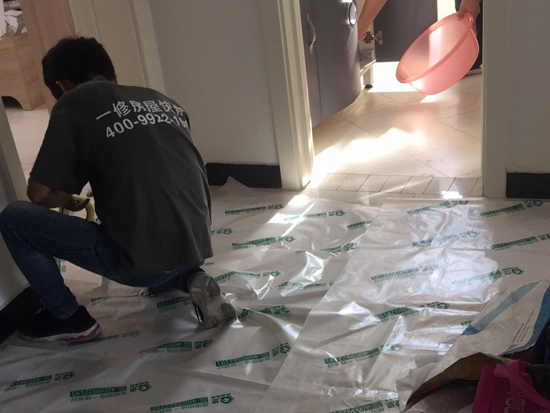 浴室裝修地面保護(hù)方案：在衛(wèi)浴拆改過(guò)程中，為了防止發(fā)生意外觸電和電線短路等事故。裝修所需的臨時(shí)用電，必須從客廳拉到浴室內(nèi)。
沖擊電鉆是墻面敲磚的重要工具，與傳統(tǒng)的用手錘和鋼鏨敲擊方式不同，用沖擊電鉆施工方便快捷。沖擊電鉆的鉆頭還可以根據(jù)施工需要自由更換。根據(jù)施工隊(duì)伍的施工習(xí)慣，衛(wèi)浴用具可以在所有墻面敲磚前統(tǒng)一拆除，也可以與敲磚穿插進(jìn)行。