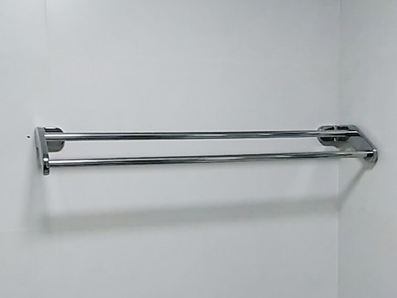 廚房五金掛件安裝：五金件的安裝一般是在瓷磚鋪貼完成后，在瓷磚上鉆孔，然后將木楔嵌入孔中，然后在上面用螺絲或膨脹螺絲將五金掛件進(jìn)行固定。
掛件在使用過程中通常會(huì)承受一定重量，加上用力按壓、拽拉或安裝不牢固等，過段時(shí)間后，多少會(huì)出現(xiàn)松動(dòng)、脫落的現(xiàn)象。在選購(gòu)此類產(chǎn)品時(shí)，最好選擇帶有擋條的產(chǎn)品，確保上面的物品不會(huì)滑落傷人。另外，在使用前可查看其說明，注意其最大承受重量的限度，不要超重而引起安全隱患。