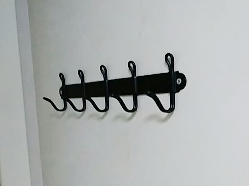 廚房五金掛件安裝：五金件的安裝一般是在瓷磚鋪貼完成后，在瓷磚上鉆孔，然后將木楔嵌入孔中，然后在上面用螺絲或膨脹螺絲將五金掛件進(jìn)行固定。
掛件在使用過程中通常會(huì)承受一定重量，加上用力按壓、拽拉或安裝不牢固等，過段時(shí)間后，多少會(huì)出現(xiàn)松動(dòng)、脫落的現(xiàn)象。在選購(gòu)此類產(chǎn)品時(shí)，最好選擇帶有擋條的產(chǎn)品，確保上面的物品不會(huì)滑落傷人。另外，在使用前可查看其說明，注意其最大承受重量的限度，不要超重而引起安全隱患。