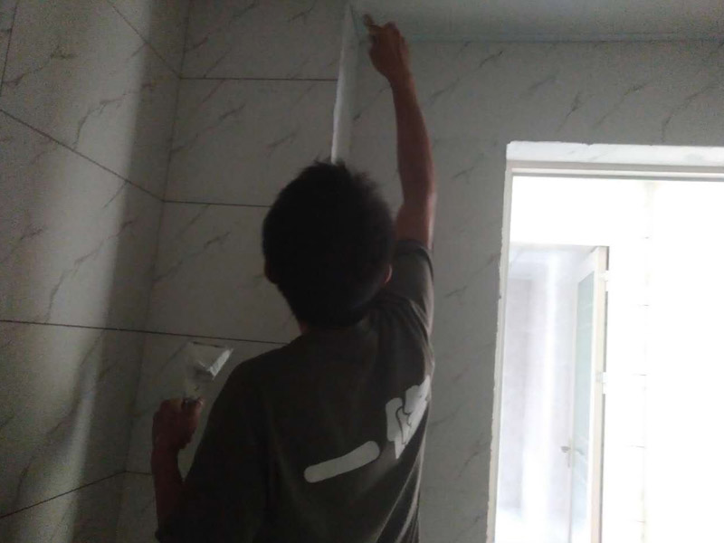 衛(wèi)生間瓷磚美縫方案：清潔瓷磚縫隙內(nèi)部的粉塵，用吸塵器或者掃把掃干凈，保證瓷磚縫隙內(nèi)不潮濕，無粉塵、顆粒；把出料嘴擰到美縫劑的出料口上，裝入膠槍準(zhǔn)備打膠，用濕毛巾濕潤瓷磚縫隙兩側(cè)的瓷磚，但是瓷磚縫隙內(nèi)必須干凈、干燥；打一條美縫劑，新手可以先打20cm---50cm，漸漸熟練后可以打更長的長度;然后把膠槍平放，出料嘴下面用接料板接住。