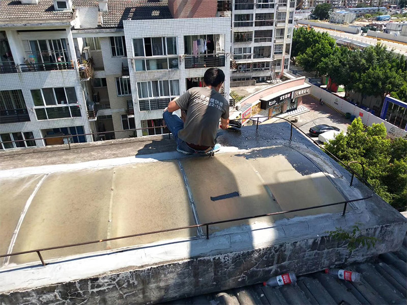 屋頂防水裝修：1、基層處理：基層在找斜坡施工前清掃干凈，不得有建筑垃圾和其他雜物；2、找平層：找平層采用20厚1:3水泥砂漿。找平層澆筑后及時(shí)摸壓密實(shí)并收光；3、煙道，墻角等與屋面交接部位采用聚乙烯丙綸高分子防水卷材和防水涂料做基層防水加強(qiáng)處理；4、基層處理完成后及時(shí)做盛水試驗(yàn)，水深50mm以上，盛水48小時(shí)，盛水試驗(yàn)后發(fā)現(xiàn)有滲水處，經(jīng)及時(shí)板下壓密注漿，板上增做聚乙烯丙綸高分子防水卷材和防水涂料。