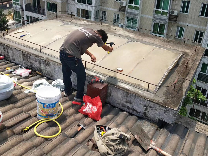 屋頂防水裝修：1、基層處理：基層在找斜坡施工前清掃干凈，不得有建筑垃圾和其他雜物；2、找平層：找平層采用20厚1:3水泥砂漿。找平層澆筑后及時(shí)摸壓密實(shí)并收光；3、煙道，墻角等與屋面交接部位采用聚乙烯丙綸高分子防水卷材和防水涂料做基層防水加強(qiáng)處理；4、基層處理完成后及時(shí)做盛水試驗(yàn)，水深50mm以上，盛水48小時(shí)，盛水試驗(yàn)后發(fā)現(xiàn)有滲水處，經(jīng)及時(shí)板下壓密注漿，板上增做聚乙烯丙綸高分子防水卷材和防水涂料。