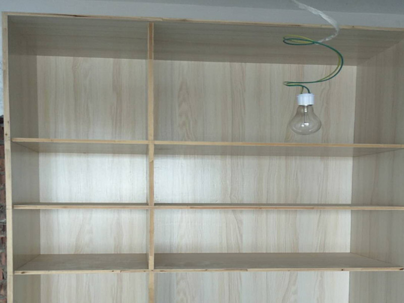 臥室衣柜安裝：定制家具安裝類似與成品家具安裝，各個單元板塊經(jīng)過五金件連接組裝而成。根據(jù)螺絲位置將板件拼接好，將扣件按入餅孔內(nèi)旋轉鎖緊，在此過程中一定要注意板件拼接先后順序以免反復拼接。鎖好所有扣件后，需要釘背板的釘好背板。在門板鉸鏈孔位置安裝好鉸鏈，接著安裝門板，調整鉸鏈使門板齊整、門縫均勻。安裝衣通等五金件，與墻接觸面打膠處理，做好保潔，衣柜安裝完成。