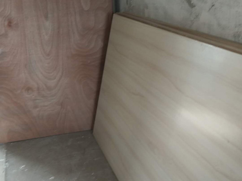 臥室衣柜安裝：定制家具安裝類似與成品家具安裝，各個單元板塊經(jīng)過五金件連接組裝而成。根據(jù)螺絲位置將板件拼接好，將扣件按入餅孔內(nèi)旋轉鎖緊，在此過程中一定要注意板件拼接先后順序以免反復拼接。鎖好所有扣件后，需要釘背板的釘好背板。在門板鉸鏈孔位置安裝好鉸鏈，接著安裝門板，調整鉸鏈使門板齊整、門縫均勻。安裝衣通等五金件，與墻接觸面打膠處理，做好保潔，衣柜安裝完成。