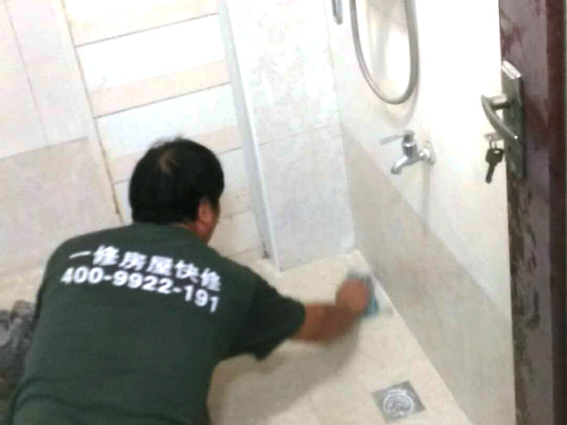 廁所瓷磚美縫裝修方案：1、進場后把現(xiàn)場打掃干凈,然后用壁紙刀把瓷磚縫內(nèi)及兩邊的填充物清理干凈,地面不允許有浮動的灰塵;
2、把美縫劑裝入膠槍中，瓷磚美縫劑瓶口戳個洞,然后擰上出料嘴,然后用壁紙刀將出料嘴削成45度角,瓷磚縫小于2毫米,把出料嘴的最前端用壁紙刀削出坡角即可;瓷磚縫大于2毫米,可略多削去一段;出料嘴口寬度應(yīng)小于縫寬,以保證不溢料;然后慢慢用力把料均勻的打進縫中。
3、再用硅膠板將料馬上刮平,磚縫兩邊溢出少量料,用略帶潮濕海綿擦掉,要多擦幾遍,海綿要經(jīng)常用水清洗，并且一定要在美縫劑沒完全凝固的時候去除干凈。