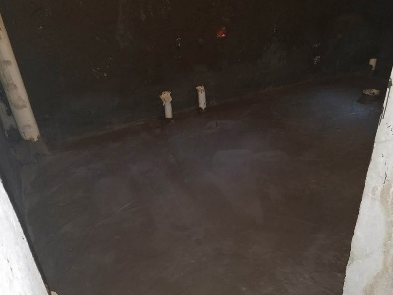 衛(wèi)生間地面墻面防水裝修：首先做防水之前，一定要將地面清理干凈，用水泥砂漿將地面找平，然后用聚氨酯防水涂料反復(fù)涂刷2至3遍2，墻與地面之間的接縫及上下水之間的管道地面接縫處是最容易出現(xiàn)問(wèn)題的地方，防水涂料一定要涂抹到位。一般防水處理中墻面要做30厘米高的防水處理，但是非承重的輕體墻，就要將整面墻做防水，至少也要做到1，8米高。墻體內(nèi)埋水管，做到合理布局，鋪設(shè)水管一律做大于管徑的凹槽，槽內(nèi)抹灰圓滑，然后凹槽內(nèi)刷聚氨酯防水涂料。