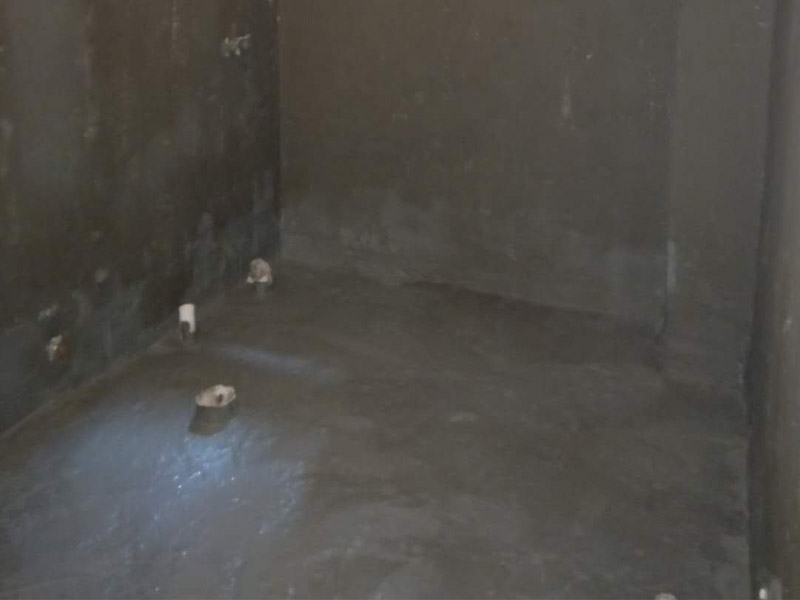 衛(wèi)生間地面墻面防水裝修：首先做防水之前，一定要將地面清理干凈，用水泥砂漿將地面找平，然后用聚氨酯防水涂料反復(fù)涂刷2至3遍2，墻與地面之間的接縫及上下水之間的管道地面接縫處是最容易出現(xiàn)問(wèn)題的地方，防水涂料一定要涂抹到位。一般防水處理中墻面要做30厘米高的防水處理，但是非承重的輕體墻，就要將整面墻做防水，至少也要做到1，8米高。墻體內(nèi)埋水管，做到合理布局，鋪設(shè)水管一律做大于管徑的凹槽，槽內(nèi)抹灰圓滑，然后凹槽內(nèi)刷聚氨酯防水涂料。