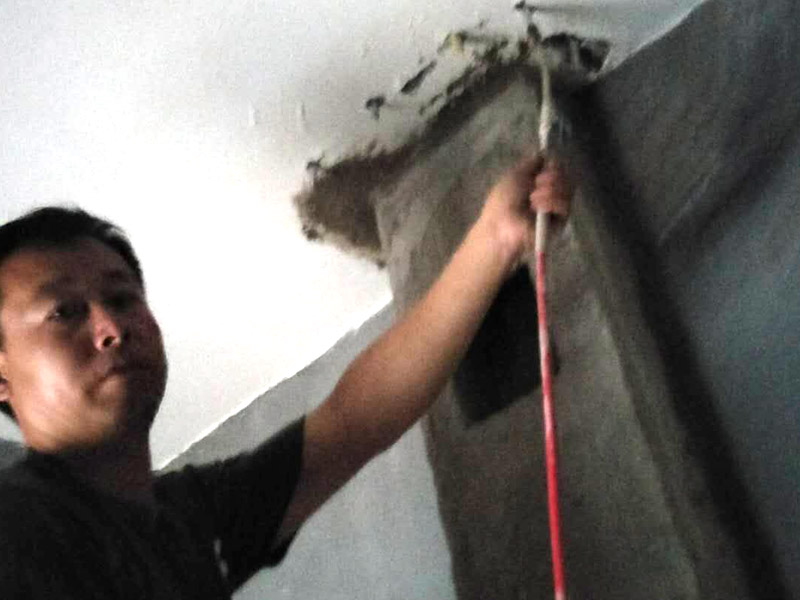 墻面高壓灌漿補漏裝修：首先確定灌漿孔位置及間距。清理干凈需要施工區(qū)域。然后使用電錘等鉆孔工具沿裂縫兩側進行鉆孔，鉆頭14mm，鉆孔角度≤45°，鉆孔深度≤結構厚度2/3，鉆頭深度≤結構厚度的2/3，鉆孔必須穿過裂縫。在鉆好的孔內安裝止水針頭，針頭后帶膨脹橡膠，并用專用內六角扳手擰緊，使灌漿嘴周圍與鉆孔之間無空隙，不漏水。用高壓灌漿機向灌漿嘴內注入潔凈水，觀察出水點情況，并將縫內粉塵清洗干凈。立面灌漿順序由上至下，平面可由一端開始，單孔逐一連續(xù)進行。灌漿完畢，確認不漏即可去掉或敲掉外露的灌漿嘴，清理干凈已固定化的溢露出的灌漿液，最后對灌漿口進行修補、封口處理。