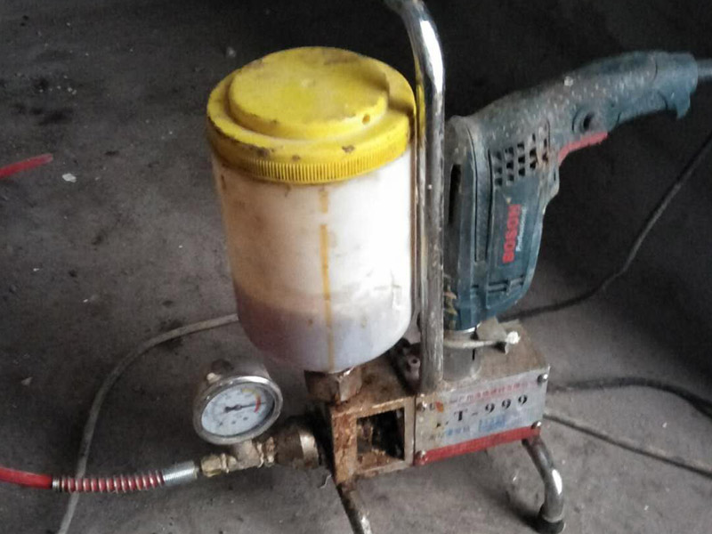 墻面高壓灌漿補漏裝修：首先確定灌漿孔位置及間距。清理干凈需要施工區(qū)域。然后使用電錘等鉆孔工具沿裂縫兩側進行鉆孔，鉆頭14mm，鉆孔角度≤45°，鉆孔深度≤結構厚度2/3，鉆頭深度≤結構厚度的2/3，鉆孔必須穿過裂縫。在鉆好的孔內安裝止水針頭，針頭后帶膨脹橡膠，并用專用內六角扳手擰緊，使灌漿嘴周圍與鉆孔之間無空隙，不漏水。用高壓灌漿機向灌漿嘴內注入潔凈水，觀察出水點情況，并將縫內粉塵清洗干凈。立面灌漿順序由上至下，平面可由一端開始，單孔逐一連續(xù)進行。灌漿完畢，確認不漏即可去掉或敲掉外露的灌漿嘴，清理干凈已固定化的溢露出的灌漿液，最后對灌漿口進行修補、封口處理。