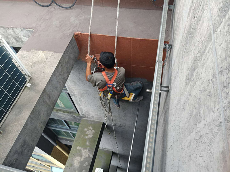 外墻刷防水裝修：一、清理基層，新舊面層必須清理干凈，不得有雜物和灰塵，以免影響粘結(jié)強(qiáng)度，涂刷防水涂料時(shí)基層應(yīng)干燥。二、備好防水卷材、防水涂料、基層涂料和粘接卷材的涂料必須要分清，為提高防水卷材與基層粘結(jié)性，可用底層涂料反復(fù)涂刷，涂刷均勻，覆蓋完全。三、將攪拌均勻的晨光防水涂料根據(jù)現(xiàn)場(chǎng)要涂刷的面積開始涂刷，基層涂刷要大于粘卷材的面積，不要超過三十。刷第二次涂料之前必須要等一次涂料完全凝固后方可再次涂刷，底層涂料次涂刷完畢后約4—8左右。四、要等第二次涂料完全凝固后方可施工。