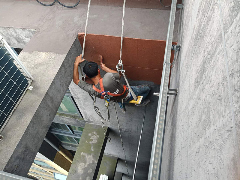 外墻刷防水裝修：一、清理基層，新舊面層必須清理干凈，不得有雜物和灰塵，以免影響粘結(jié)強(qiáng)度，涂刷防水涂料時(shí)基層應(yīng)干燥。二、備好防水卷材、防水涂料、基層涂料和粘接卷材的涂料必須要分清，為提高防水卷材與基層粘結(jié)性，可用底層涂料反復(fù)涂刷，涂刷均勻，覆蓋完全。三、將攪拌均勻的晨光防水涂料根據(jù)現(xiàn)場(chǎng)要涂刷的面積開始涂刷，基層涂刷要大于粘卷材的面積，不要超過三十。刷第二次涂料之前必須要等一次涂料完全凝固后方可再次涂刷，底層涂料次涂刷完畢后約4—8左右。四、要等第二次涂料完全凝固后方可施工。