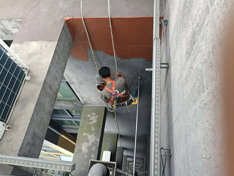 外墻刷防水裝修：一、清理基層，新舊面層必須清理干凈，不得有雜物和灰塵，以免影響粘結(jié)強(qiáng)度，涂刷防水涂料時(shí)基層應(yīng)干燥。二、備好防水卷材、防水涂料、基層涂料和粘接卷材的涂料必須要分清，為提高防水卷材與基層粘結(jié)性，可用底層涂料反復(fù)涂刷，涂刷均勻，覆蓋完全。三、將攪拌均勻的晨光防水涂料根據(jù)現(xiàn)場(chǎng)要涂刷的面積開始涂刷，基層涂刷要大于粘卷材的面積，不要超過三十。刷第二次涂料之前必須要等一次涂料完全凝固后方可再次涂刷，底層涂料次涂刷完畢后約4—8左右。四、要等第二次涂料完全凝固后方可施工。